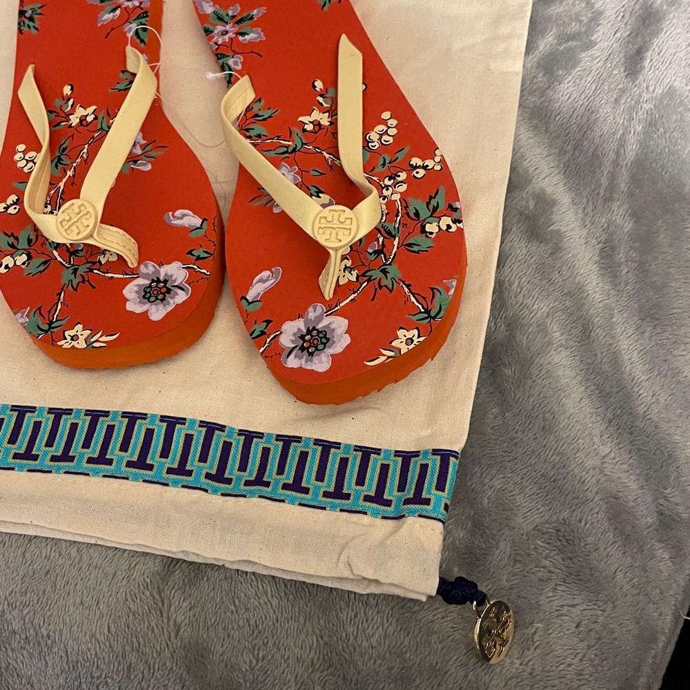 Tory Burch flip flops size 6 bag included - Picture 2 of 5